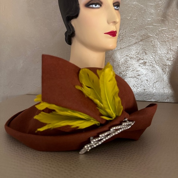 STUNNING 1930s\' RUST FELT CLOCHE WITH LARGE BOW + jewel + CHARTREUSE FEATHERS